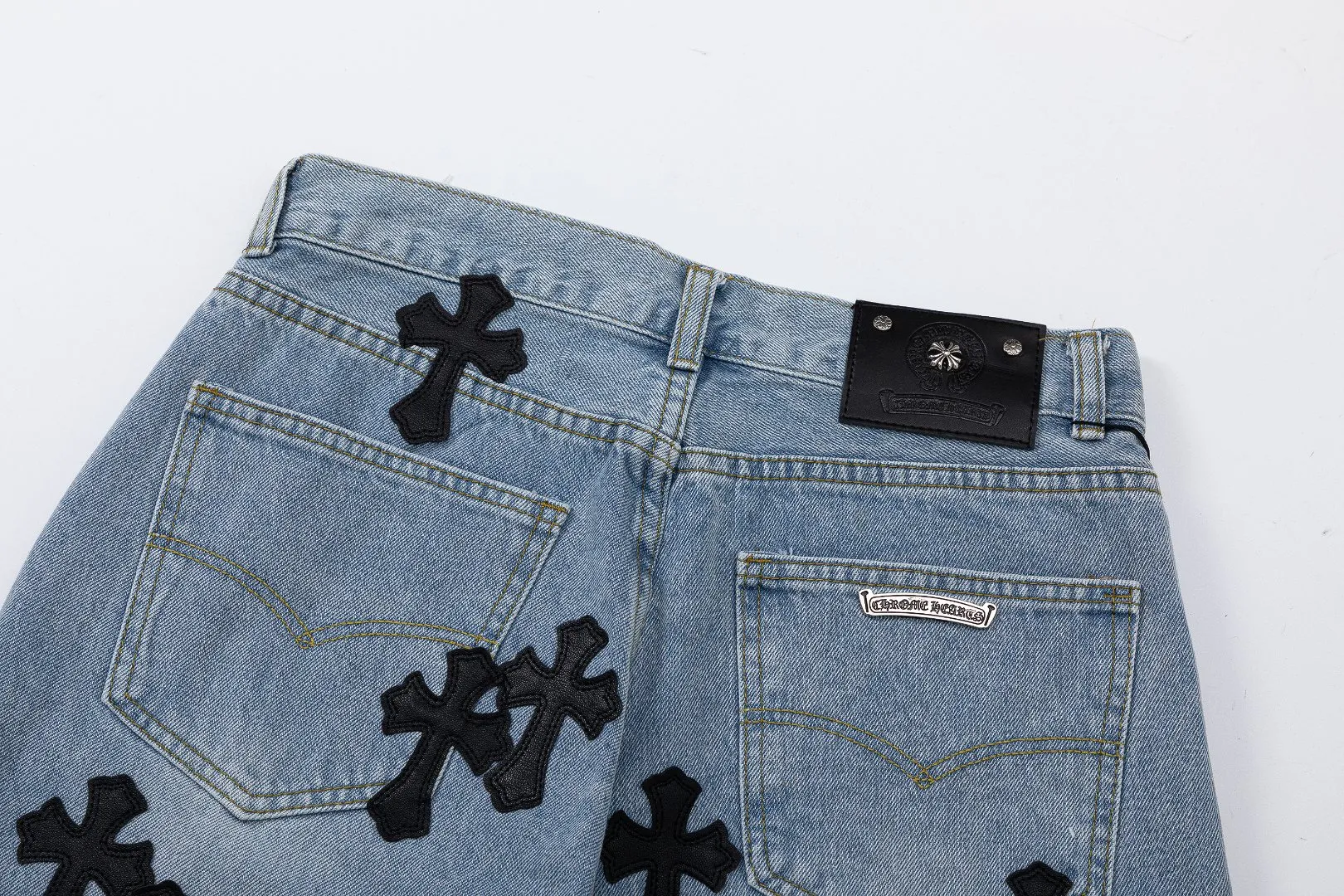 KE926#P180 The only correct leather label version on the market Chrome Hearts CH Cross embroidery distressed jeans Top ceiling quality 100% correct version The correct version is here!  Believe me this must be the best quality you will ever come across! ! Excellent value for money! !  Styles with different washes and textures are very friendly to people with thin legs and thick legs. The straight version is very flattering to the shape of the legs. The moderate length is timeless and easy to match. It is the basis of various styles and a must-have in the wardrobe! ! Add a little stacking to easily control the clean fit trend that has exploded this year. The fabric is stiff but also makes the upper body soft without losing texture. The sides and cuffs of some styles have a bone-wash effect. The vintage flavor pops up all at once. It’s really hard not to love it! ✅Correctly customize the Croxin metal leather label on the back panel. It is not sold directly with the cross on the finished jeans. 1:1 copying strives for excellence and the details are perfectly grasped. ✅The cross leather label is clear and smooth. Exquisite turning top craftsmanship. ✅Buttons, zippers and hardware are all customized versions of the Croxin LOGO. ✅High-cost washing process. Size: 28 30 32 34 36 (5 sizes)